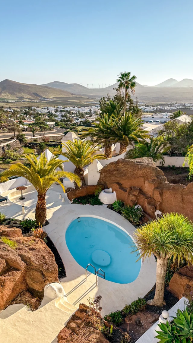 Najbardziej zaskakująca Wyspa Kanaryjska, czyli… 

📍Lanzarote! 🌵🌙🌑🌋🪐 

Przygotujcie się na podróż do miejsca, które wygląda jak z innej planety 🪐. Księżycowy krajobraz, wulkany, winnice, białe domki z zielonymi okiennicami oraz mnóstwo kaktusów 🌑🌵. Ale spokojnie, nie brakuje tutaj też bajecznych plaż z turkusową wodą! A jeśli kochacie przepiękną architekturę, ta wyspa zdobędzie Wasze serce! ♥️

#lanzarote #lanzalove #lanzarote🌵 #canaryislands #canarias #hellocanaryislands #wyspykanaryjskie #kanary #canaryisland #podróże #podroze