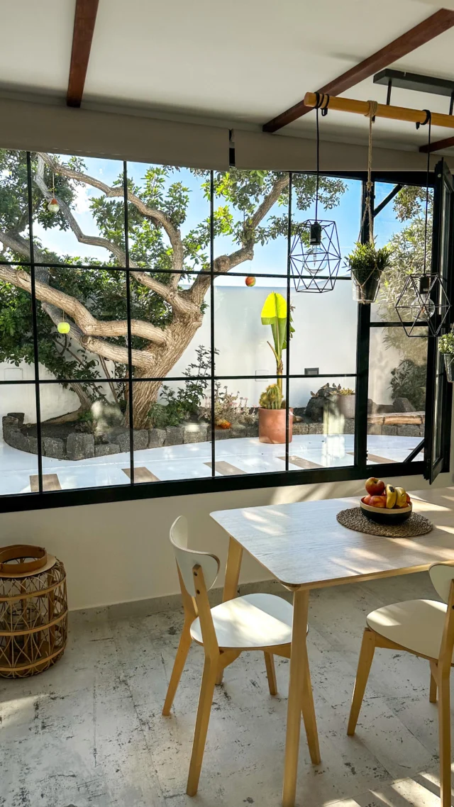 Hotele są fajne. Ale co powiesz na taki domek na Lanzarote? 🫢🌵

A to tylko jedna z 30 wyjątkowych propozycji, które przygotowałam dla Was w przewodniku po Lanzarote! 😍 Znajdziecie w nim nowoczesne apartamenty, wille z basenem, wiejskie domki na uboczu, luksusowe noclegi oraz domy dla rodziny lub większej grupy znajomych!

Co jeszcze znajdziesz w środku? 

* Szczegółowe informacje praktyczne: kiedy jechać, jak się dostać na wyspę i jak znaleźć tanie loty, co spakować, jak poruszać się po wyspie, w jakich wypożyczalniach najlepiej wynająć auto i ile to wszystko kosztuje

* Opisy najciekawszych atrakcji, najpiękniejszych plaż, malowniczych miasteczek, wulkanicznych szlaków + praktyczne wskazówki i ceny

* Interaktywną mapkę Google Maps z ponad 100 pinezkami podzielonymi na kategorie: atrakcje i punkty widokowe, szlaki, plaże, miasteczka, winnice, restauracje i więcej!

* Rekomendacje ponad 20 sprawdzonych restauracji oraz rozdział o kuchni i potrawach, których musisz spróbować na wyspie!

* Gotowe plany podróży na 3, 5 i 7 dni, dzięki którym zaoszczędzisz czas na organizacji

* Dodatkowy rozdział dedykowany wysepce La Graciosa

* Interaktywną nawigację wewnątrz e-booka – łatwo znajdziesz wszystko, czego potrzebujesz w danym momencie podróży

Link w Bio 🌸
•marka własna• #wyspykanaryjskie #lanzarote #kanary #podróżedużeimałe #polskieblogipodroznicze #lanzarote🌵