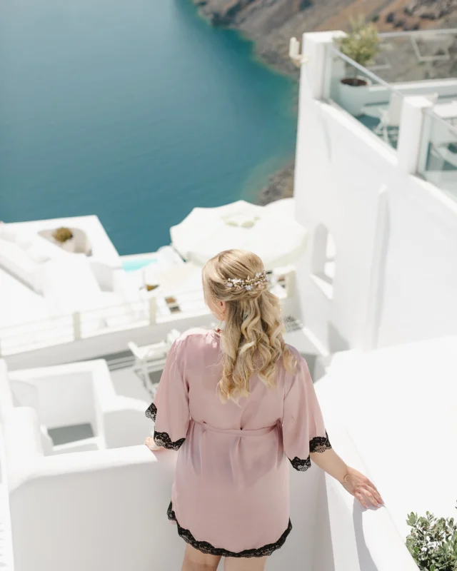 To już 3 lata od naszego greckiego ślubu na Santorini 😍🧿💒 Z tej okazji wrzucam kilka pięknych zdjęć od @olgacreativephoto ✨

Co to był za wspaniały wyjazd! ♥️ Wszystko zagrało - pogoda, wspaniałe towarzystwo i dobry humor, to idealny przepis na idealny ślub! 🫶 Jako jedyni mieliśmy loty z milionem przesiadek, (bo przecież z Berlina nigdy nigdzie nie można dolecieć 😜), ale nie zamienilibyśmy tego na nic innego. Było fantastycznie i mamy nadzieję, że i my i nasi goście nie zapomną tego wyjazdu. Na 10 rocznicę wracamy na Santorini! 😁🇬🇷

Ślub na Santorini • ślub w Grecji • wesele za granicą • wesele w Grecji 

Super mieć u boku osobę, z którą można realizować takie szalone pomysły ♥️

#santoriniwedding #santoriniweddingvenue #grecja #greece #santorini #santorini🇬🇷 #thira #oia #santoriniweddingphotographer #santoriniisland #santorinigreece