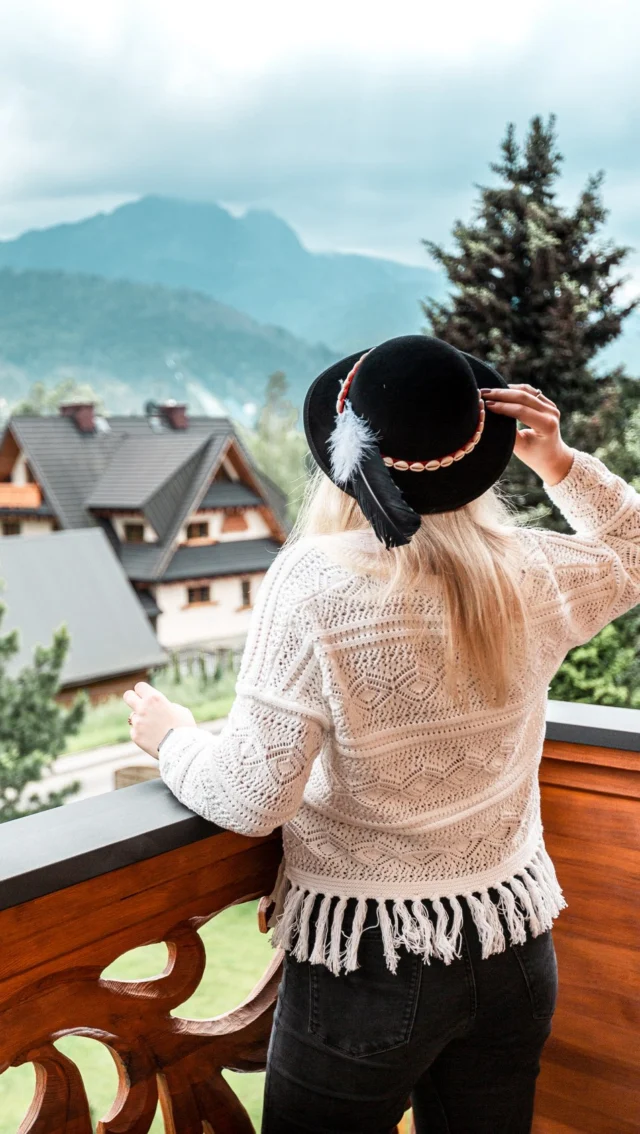 Spędź ze mną deszczowy dzień w górach 🏔️🌿🐑

Prawie zapomniałam, że nie dokończyłam wstawiać stories z naszego wyjazdu do Zakopanego! Chyba skończyliśmy dopiero na pierwszym dniu :). A mam jeszcze całkiem sporo polecajek fajnych miejsc, szlaków i oczywiście tych kulinarnych również 🍕. U nas ostatnio gęsto z podróżami i wręcz nie nadążam z dodawaniem wszystkiego! A za 2 dni… kolejny wyjazd! 🫢✈️

A tutaj akurat nasz #cozy deszczowy, a raczej wręcz śnieżny dzień w Zakopanem. Dzień w którym postawiliśmy na odpoczynek i słodkie #dolcefarniente 😁✨ Takie dni też są potrzebne! 😌 Chociaż jak patrzę na nasz napięty i zaplanowany co do godziny grafik kolejnej podróży, to sama już zaczynam w siebie wątpić 😜 Też macie #fomo? Ja niestety na wyjazdach przełączam się na taki tryb i po prostu stresuje mnie, że nie zobaczymy wszystkiego. A odkąd zaczęliśmy robić YT to już w ogóle ciężko jest coś odpuścić! Tym sposobem często wracamy z wyjazdów bardziej zmęczeni, niż wyjeżdżaliśmy 😜

#zakopane #tatry #gdzienaweekend #gdzienaweekendwpolsce #góry #weekendwgórach #tatramountains #polska
