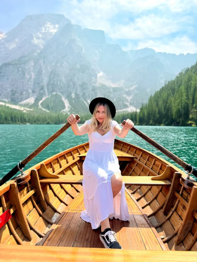 Dzień dobry z Dolomitów! ✈️🏔️ Wiele osób już zgadło, gdzie jesteśmy tym razem! Jak na nas - podróż trochę nietypowa, bo tym razem zamiast samolotu, wybraliśmy auto i robimy naszego małego włoskiego roadtripa 🚗🍕. 

Jak na razie - jest bardzo intensywnie, a internet raczej słaby, więc polecajki będą, ale nieco później! ♥️ Na razie chłoniemy naturę i zachwycamy się na każdym kroku, bo po prostu jest bajkowo! 😍🌿

A tak w ogóle chyba znalazłam nam najpiękniejszy nocleg w całych Dolomitach (no może nie licząc 5-gwiazdkowych hoteli po kilka tysięcy euro za noc 😜 - wiadomo takich tu jest wiele), ale spokojnie – nasz nocleg jest absolutnie dostępny dla zwykłych śmiertelników 😉 Nie trzeba być milionerem ani sprzedawać nerki, żeby budzić się z takim widokiem! ⛰️ Pokażemy Wam więcej już wkrótce!

I tak! Będzie na YT film z naszego włoskiego roadtripa ✨🚗 #włoskaprzygoda #dolomity #lagodibraies #pragserwildsee #southtirol #tyrolpołudniowy #dolomiti #dolomites #dolomiten